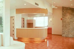 店舗デザイン　クリニック新築　受付カウンター