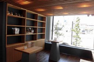 店舗デザイン　ピクチャーウィンドウ　木目　　　　陰影　