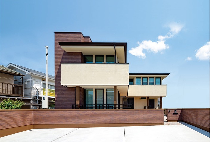 北九州　新築注文住宅　大窓のハイクラスな戸建て外観　オーガニックハウスブランド｜イコーハウス