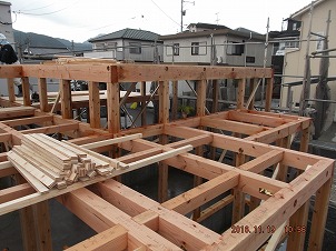 木造住宅構造棟上げ　北九州市イコーハウス施工新築