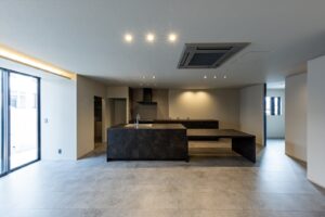 スタイリッシュ　ノイズレスデザイン　モノトーン　すっきり　北九州　注文住宅　キッチン　グラフテクト　グレー　LDK　天カセエアコン　施工イコーハウス