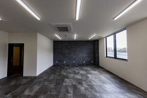 北九州　オフィスデザイン　床壁ダークグレー