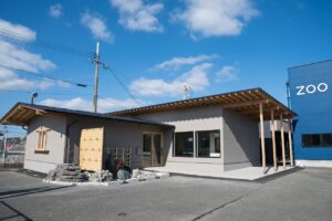 素朴・ナチュラルな軒が深い和風モダン平屋建築