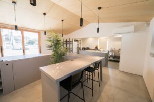 北九州　店舗デザイン　おしゃれ　内装は北欧風グレージュカラーと明るい木目で落ち着く雰囲気 　ピクチャーウィンドウの大窓で明るく 　天井が高く開放感　施工イコーハウス