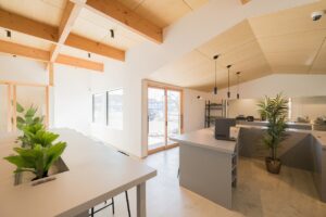 北九州　店舗デザイン　おしゃれ　内装は北欧風グレージュカラーと明るい木目で落ち着く雰囲気 　ピクチャーウィンドウの大窓で明るく 　天井が高く開放感　施工イコーハウス