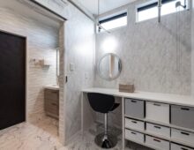 洗面室と脱衣室を分け、パウダールームを配置した間取り、洗面台左がトイレのドア、画像の右側外れに浴室と脱衣室がある。