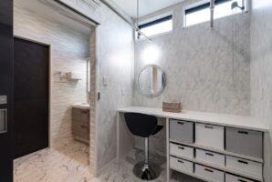 洗面室と脱衣室を分け、パウダールームを配置した間取り、洗面台左がトイレのドア、画像の右側外れに浴室と脱衣室がある。