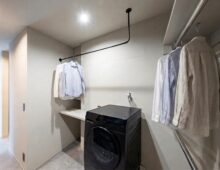 脱衣室とは別に設けたランドリーがウォークインクローゼットを兼ねることをお客様は希望しお応えした。