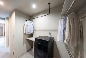 脱衣室とは別に設けたランドリーがウォークインクローゼットを兼ねることをお客様は希望しお応えした。