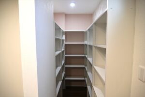 コンパクトなパントリーに、多くの可動棚を取付け、施主様の希望に応えた。
