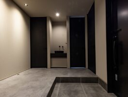 玄関ホール、リビングへのドアの横に手洗器を置いた。