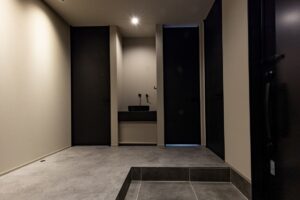 玄関ホール、リビングへのドアの横に手洗器を置いた。