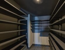 広いシューズクロークに、多くの靴用の可動棚を取付け、施主様の希望に応えた。