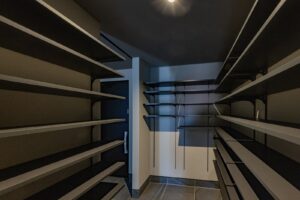2.5帖の広いシューズクロークに、多くの靴用の可動棚を取付け、施主様の希望に応えた。
