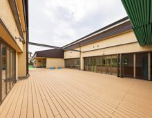 築上郡保育園新築園舎と中庭(木樹脂デッキ)北九州の工務店イコーハウスが施工