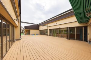 築上郡保育園新築園舎と中庭（木樹脂デッキ）北九州の工務店イコーハウスが施工